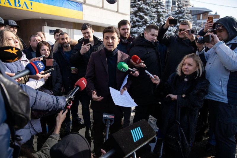 Как Зеленский тихонько преодолевает шоколадное бездорожье