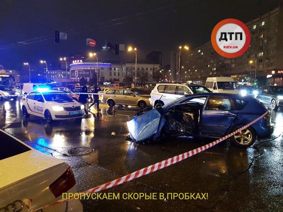 В Киеве злоумышленник на иномарке протаранил три авто, погибла женщина