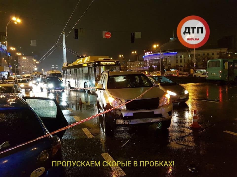В Киеве злоумышленник на иномарке протаранил три авто, погибла женщина