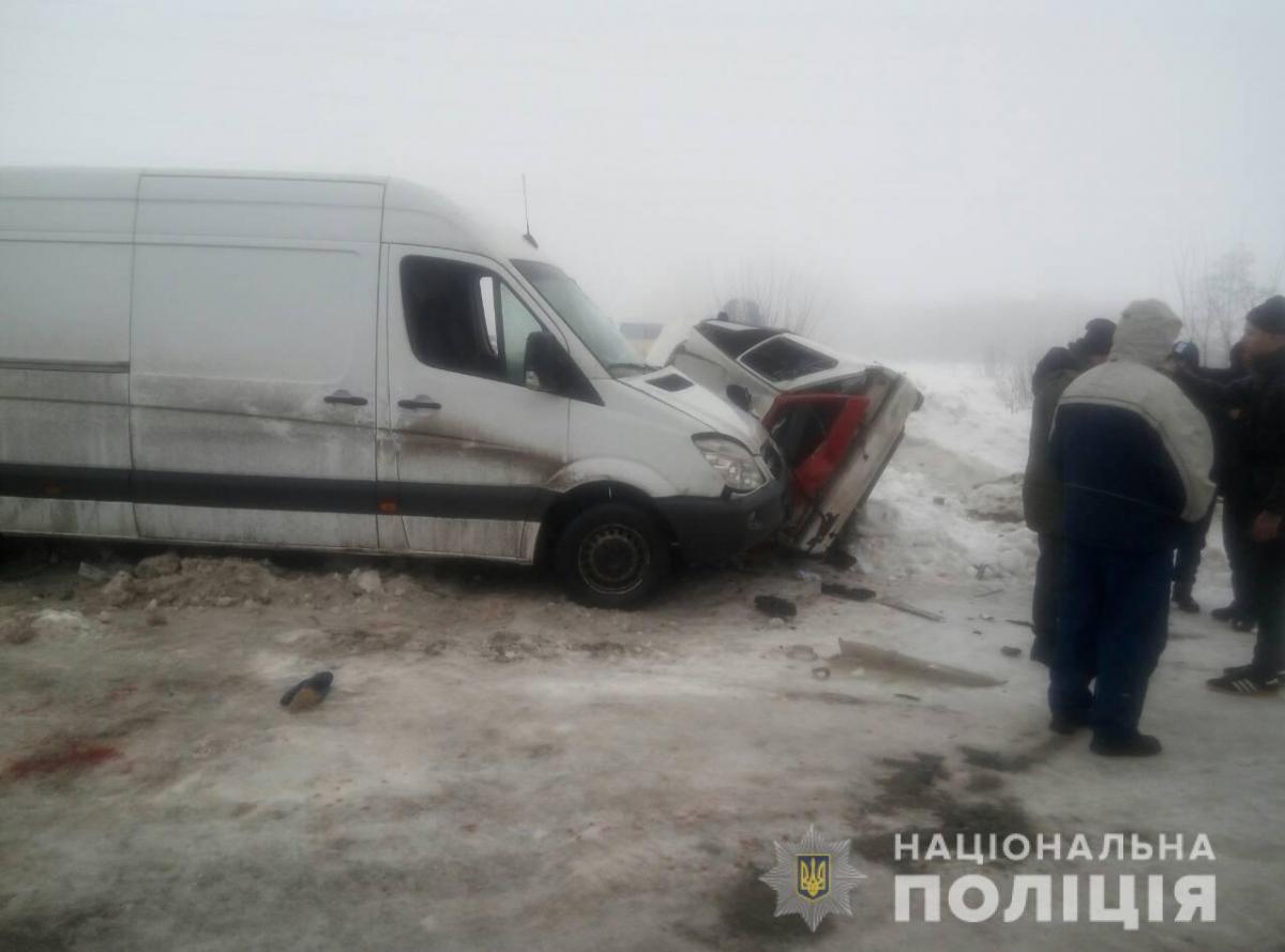 В Харьковской области микроавтобус убил женщину В Харьковской области микроавтобус убил женщину