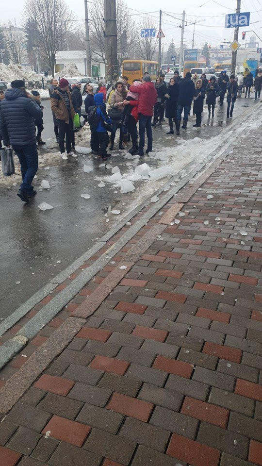 В Полтаве на девочку упала ледяная глыба с крыши дома