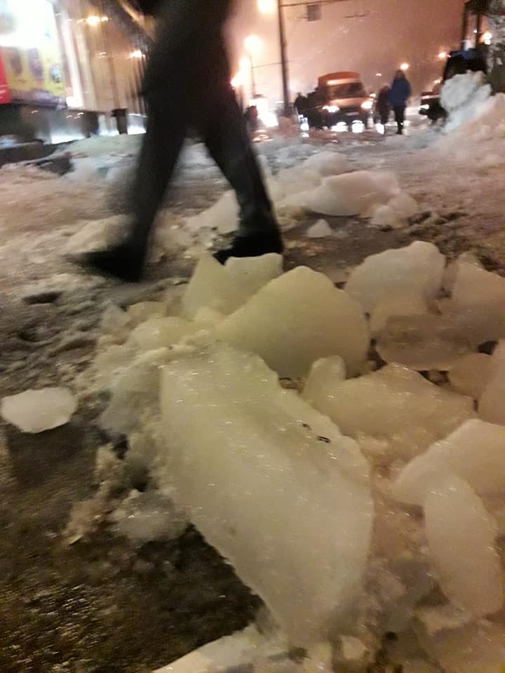 В Полтаве на девочку упала ледяная глыба с крыши дома