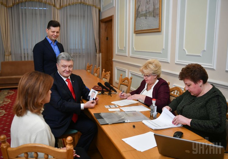 Петр Порошенко подал в ЦИК документы для регистрации кандидатом в президенты