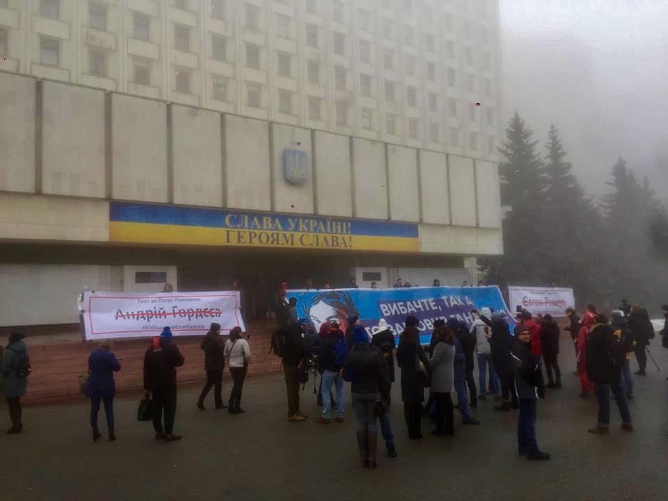 Активисты провели акцию "Кто заказал Гандзюк?" у входа в ЦИК