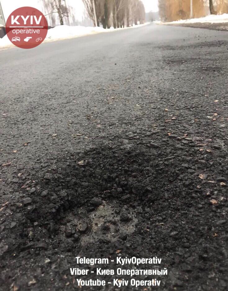 Под Киевом новая дорога покрылась ямами