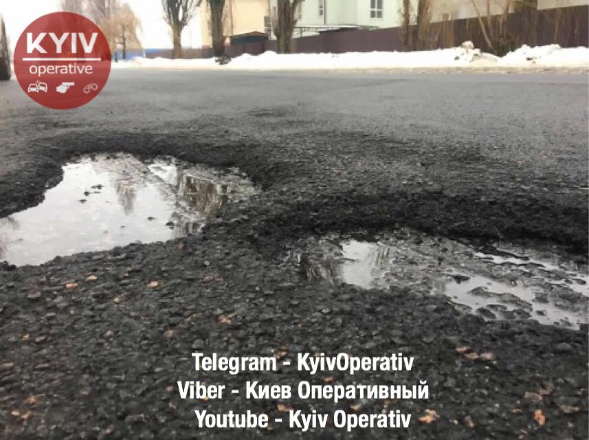 Под Киевом новая дорога покрылась ямами
