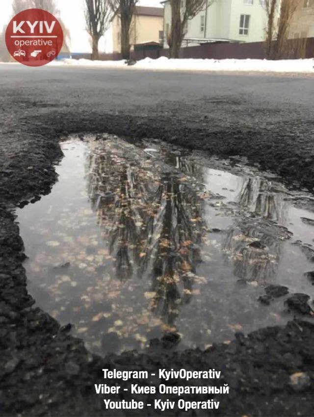 Под Киевом новая дорога покрылась ямами