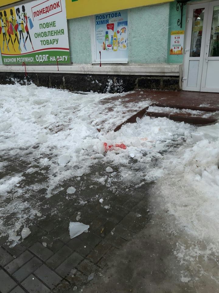 В Конотопе на супругов упала ледяная глыба с крыши многоэтажки