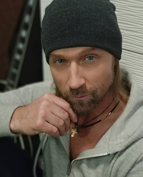 Олег Винник показал фото в обновленном образе