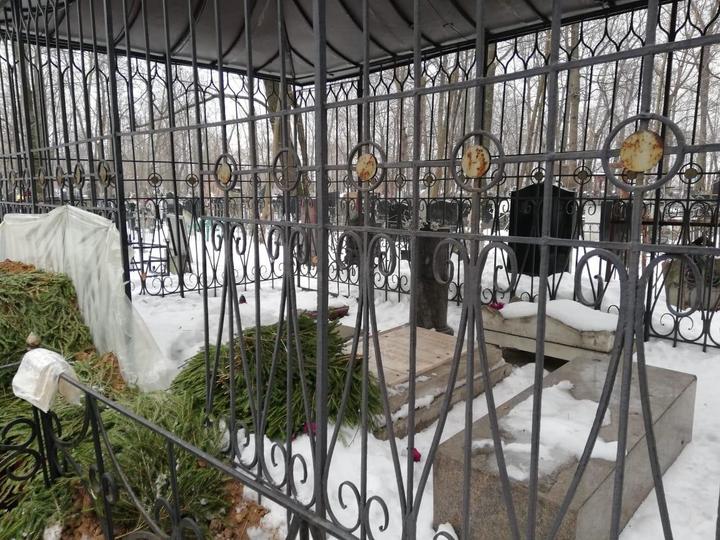 Могила Децла