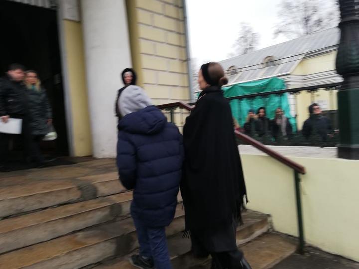 Мать Кирилла и его сын первыми зашли в церковь