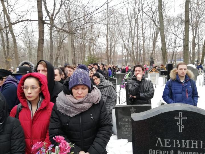 Люди выстроились в очередь, чтобы возложить цветы к могиле