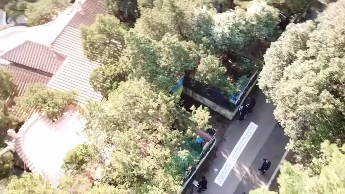 Активисты устроили акцию возле виллы Авакова в Италии Активисты устроили акцию возле виллы Авакова в Италии