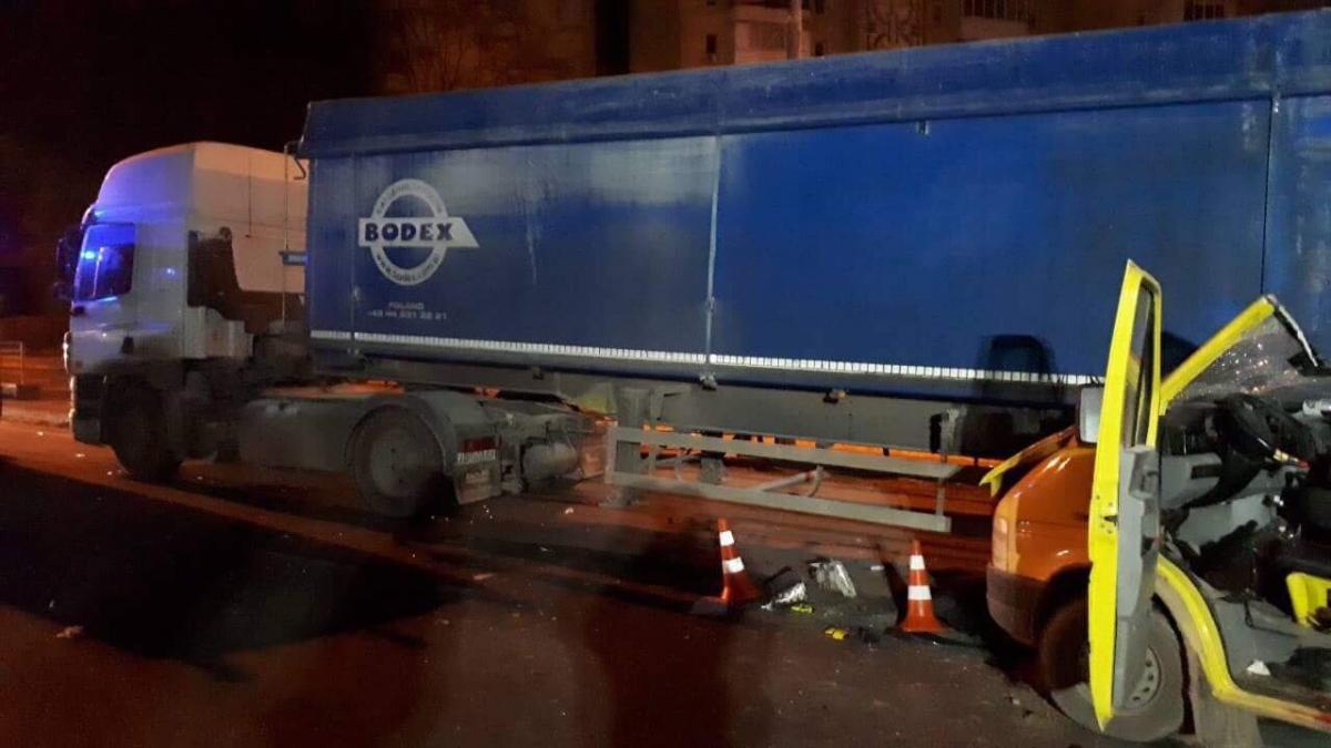 В Виннице в ДТП попал микроавтобус с иностранцами В Виннице в ДТП попал микроавтобус с иностранцами
