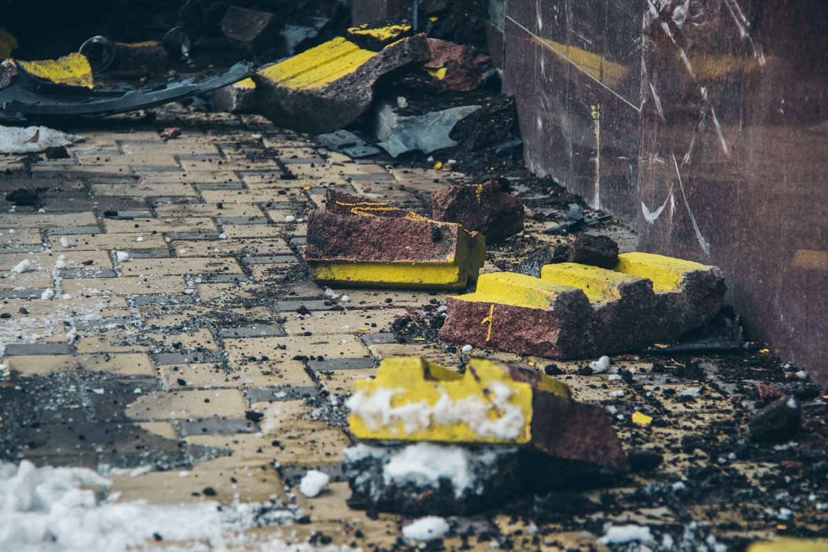 В Киеве иномарка влетела в террасу ресторана В Киеве иномарка влетела в террасу ресторана