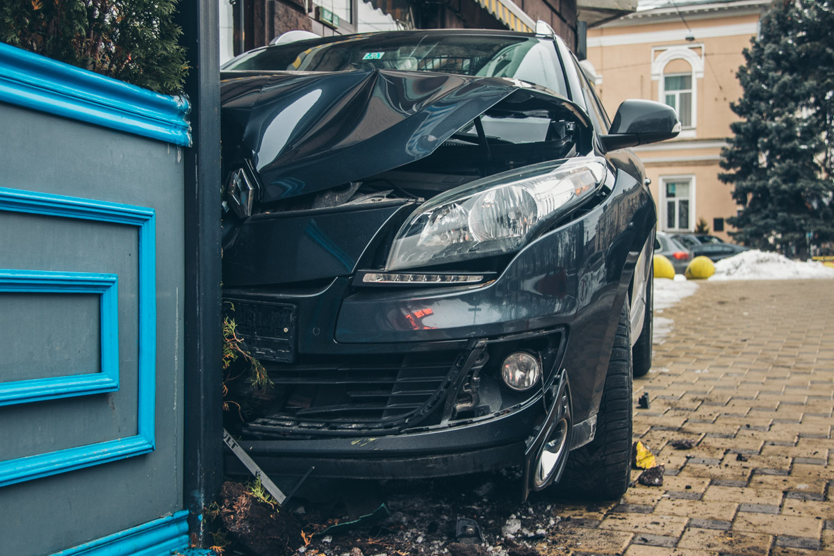 В Киеве иномарка влетела в террасу ресторана В Киеве иномарка влетела в террасу ресторана