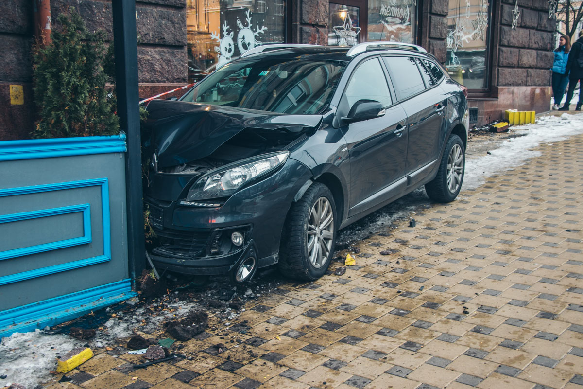 В Киеве иномарка влетела в террасу ресторана В Киеве иномарка влетела в террасу ресторана