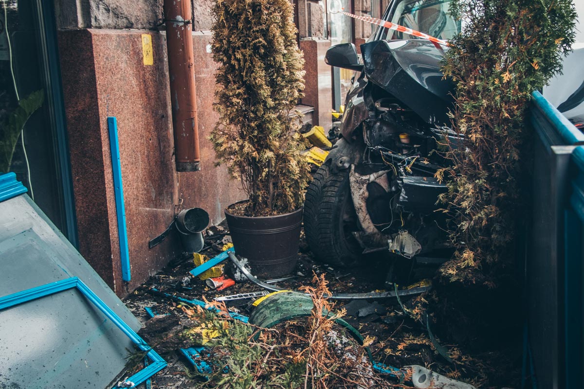 В Киеве иномарка влетела в террасу ресторана В Киеве иномарка влетела в террасу ресторана