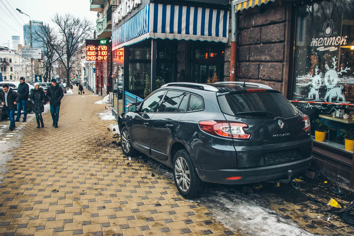 В Киеве иномарка влетела в террасу ресторана В Киеве иномарка влетела в террасу ресторана
