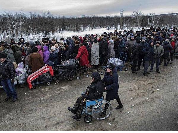 Очереди из пенсионеров на Донбассе