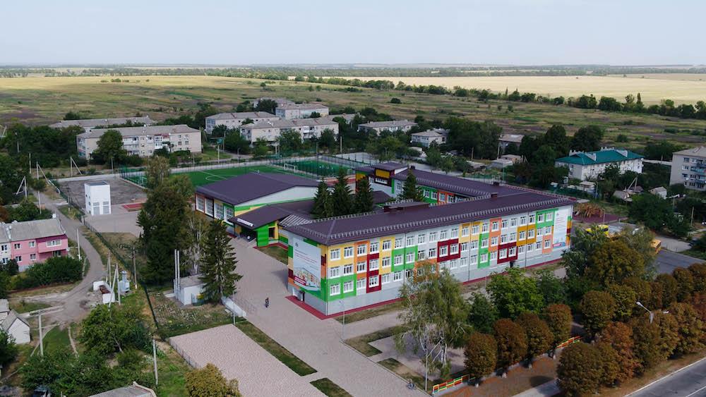 Образовательно-спортивное пространство: Солонянская школа после реконструкции и стадион Образовательно-спортивное пространство: Солонянская школа после реконструкции и стадион