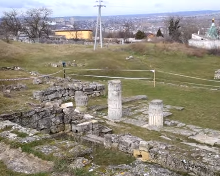 В Керчи разрушились колонны античного Пантикапея