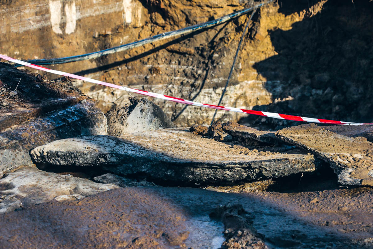 В Киеве на водопроводе произошла авария, провалилась часть дороги