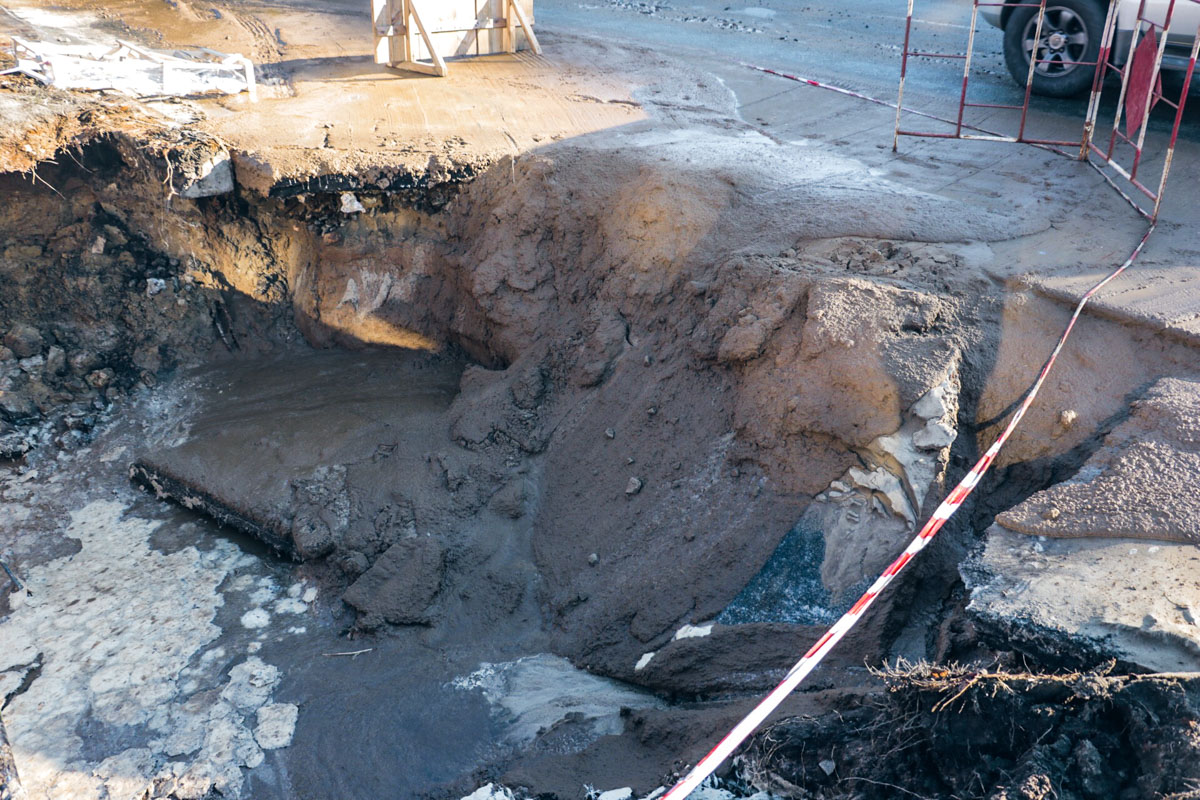 В Киеве на водопроводе произошла авария, провалилась часть дороги