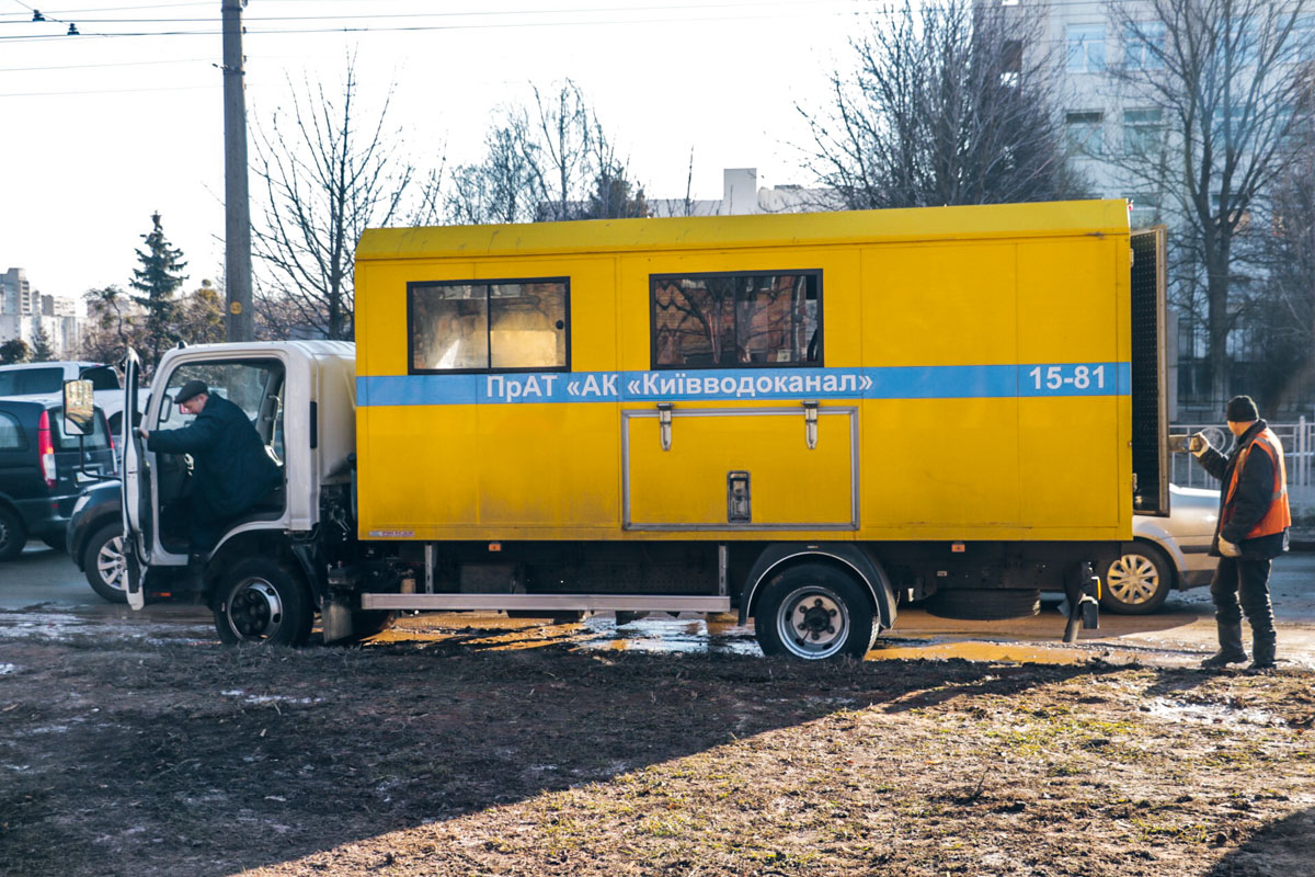В Киеве на водопроводе произошла авария, провалилась часть дороги
