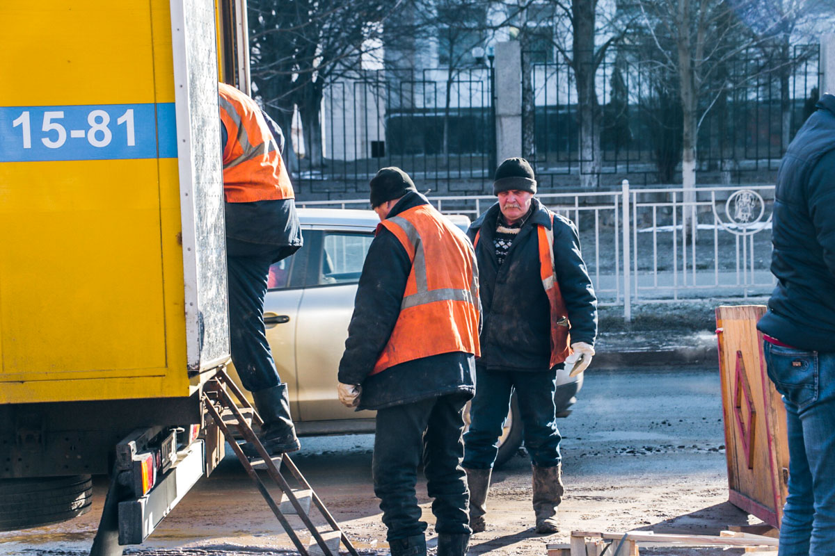 В Киеве на водопроводе произошла авария, провалилась часть дороги