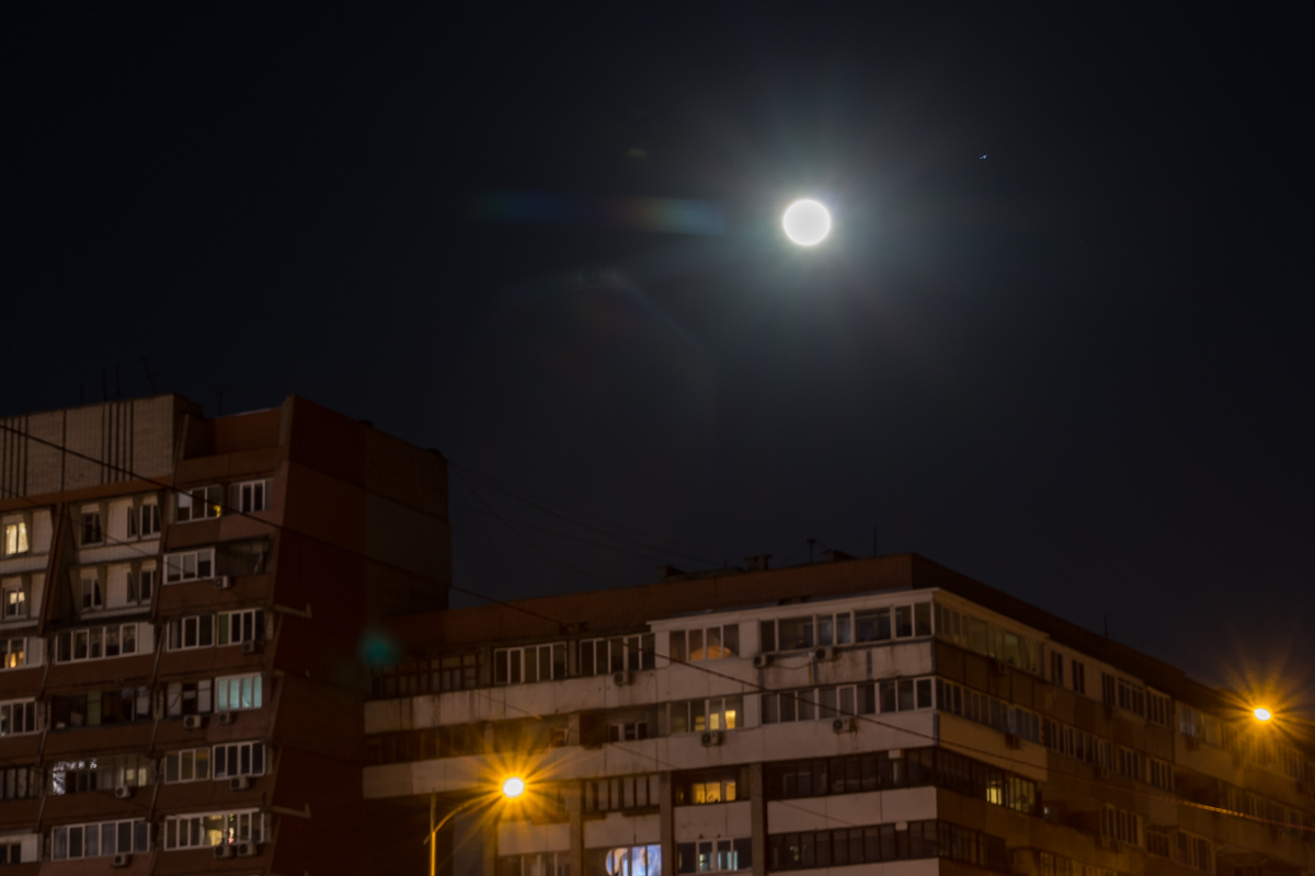 Над Днепром сфотографировали суперлуну