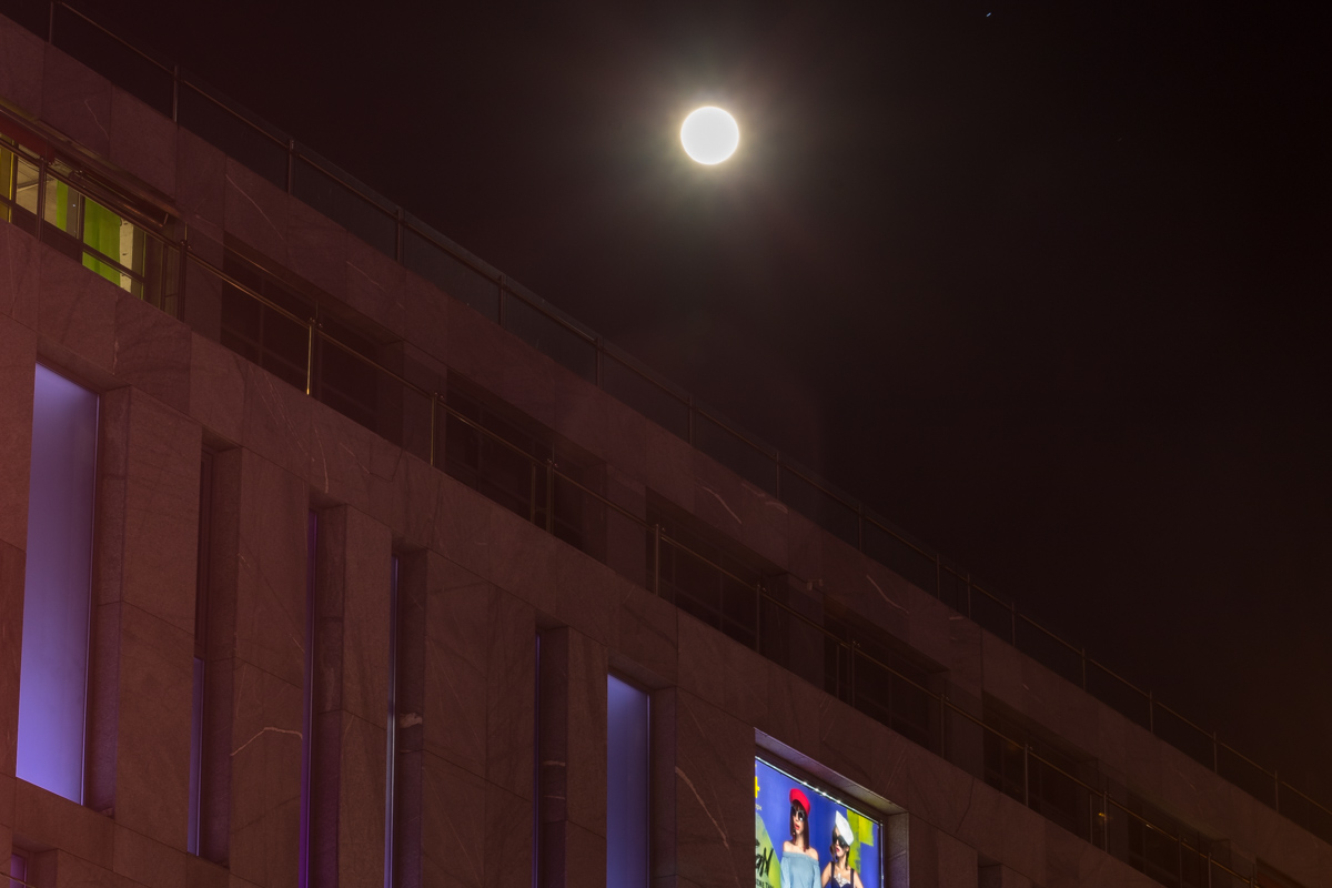 Над Днепром сфотографировали суперлуну