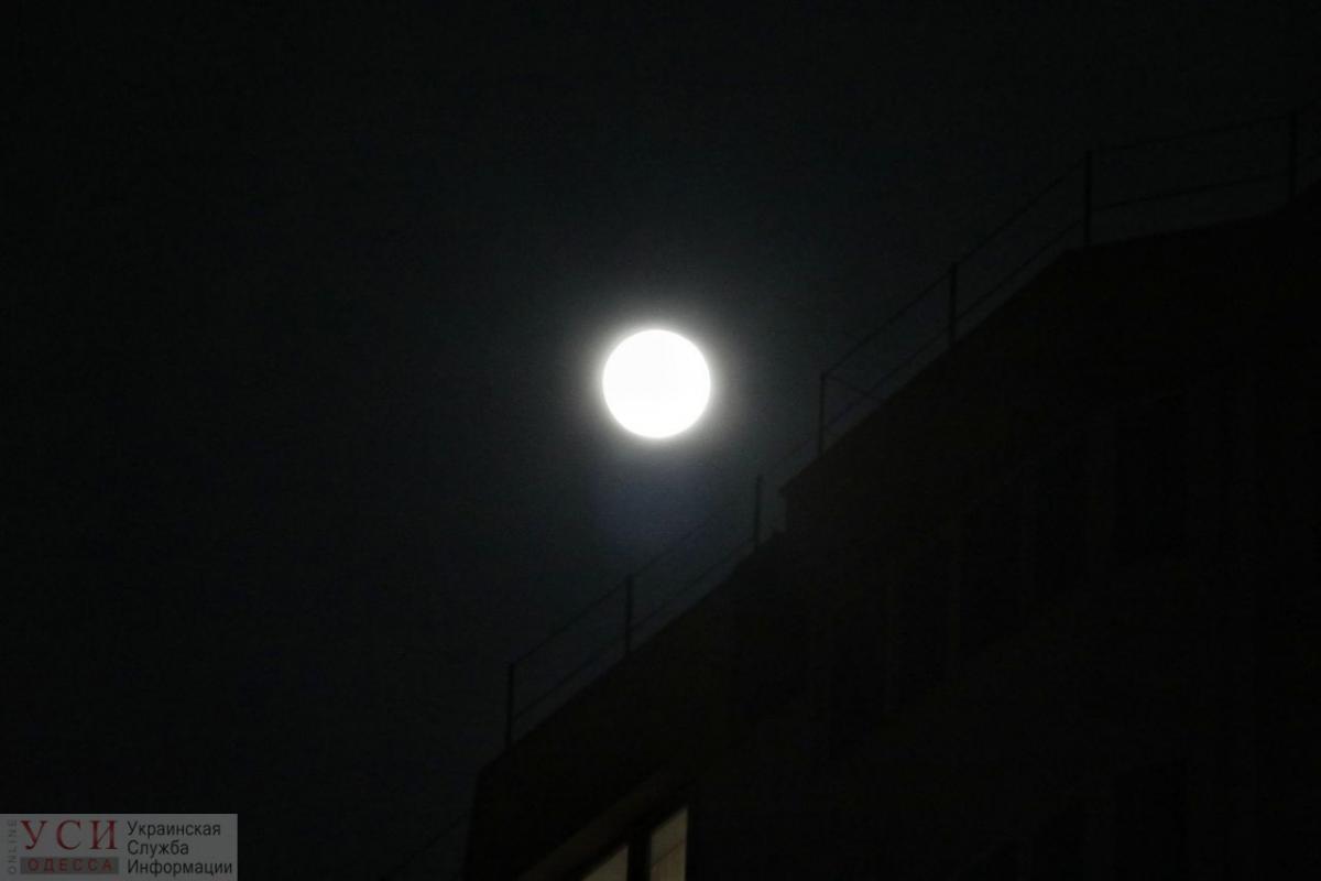 Над Одессой сфотографировали суперлуну