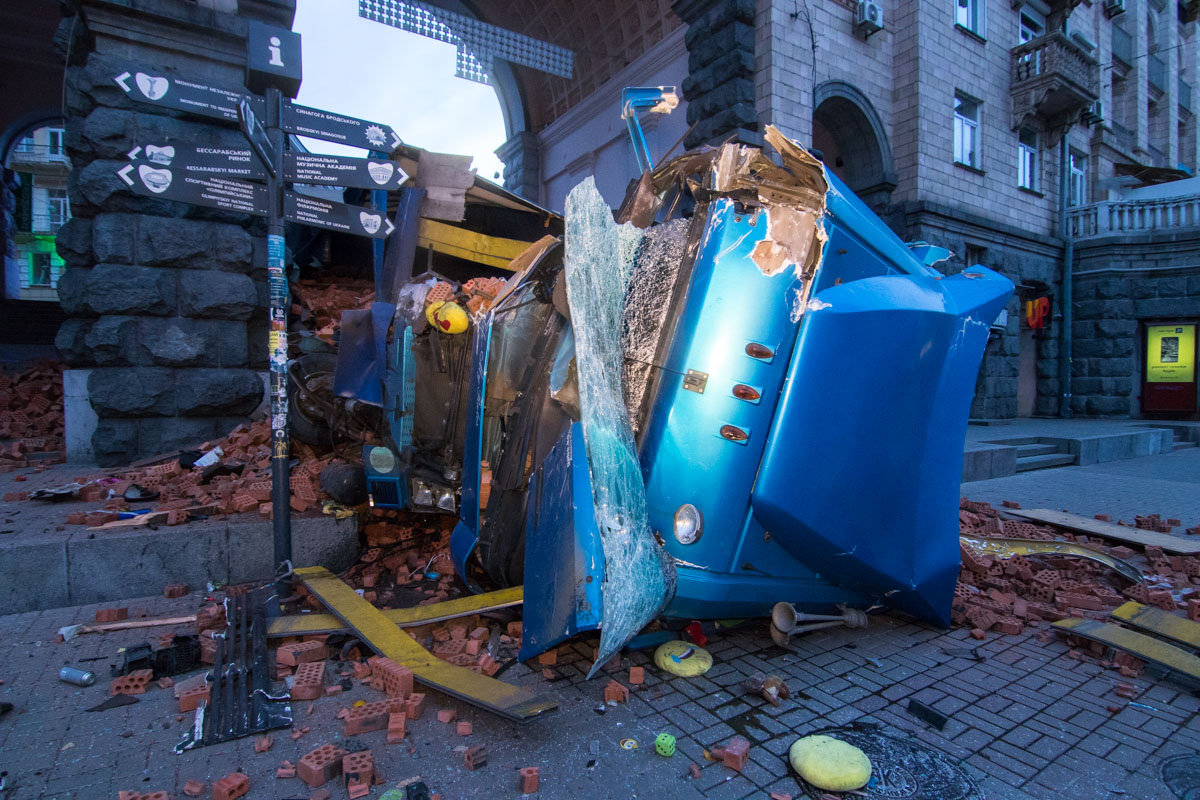 В центре Киева фура с кирпичом устроила серьезное ДТП 