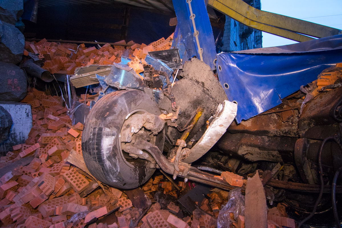 В центре Киева фура с кирпичом устроила серьезное ДТП 