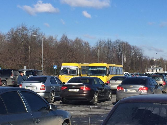 Во Львове на встречу с Порошенко массовку свозили школьными автобусам