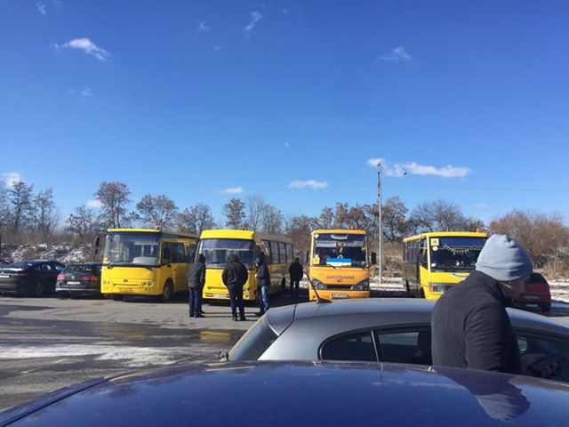 Во Львове на встречу с Порошенко массовку свозили школьными автобусам