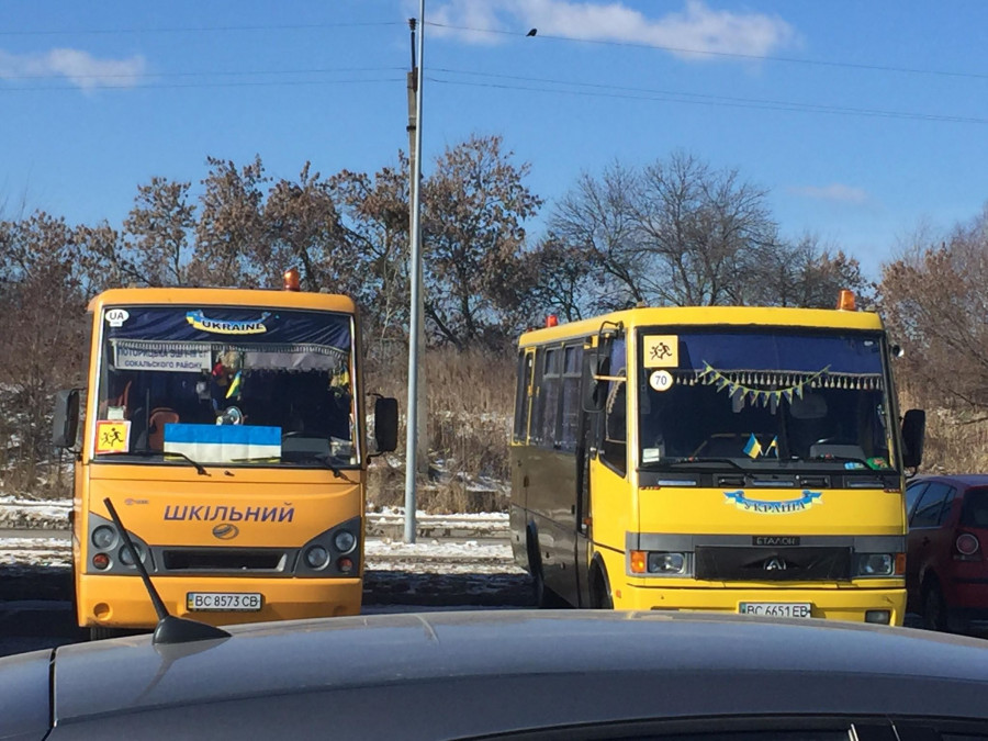 Во Львове на встречу с Порошенко массовку свозили школьными автобусам