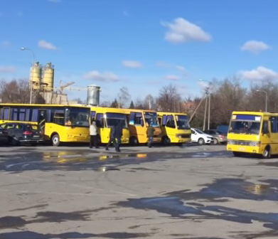 Во Львове на встречу с Порошенко массовку свозили школьными автобусам