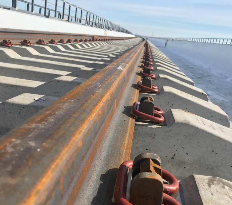 Под Керченским мостом в скором времени смогут проплывать только гондолы, полагает блогер