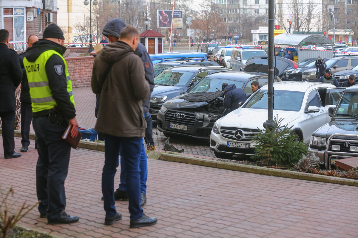 В Киеве на Оболони взорвалась Audi Q7