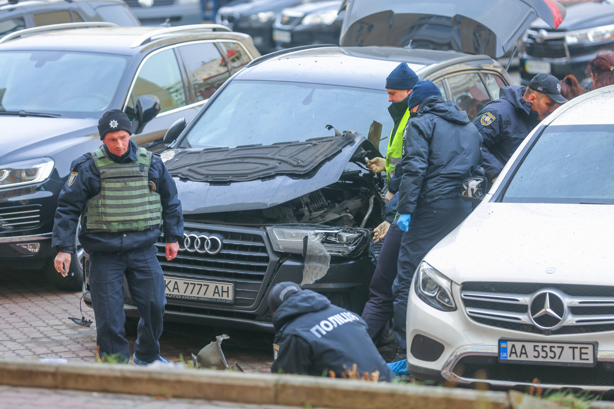 В Киеве на Оболони взорвалась Audi Q7