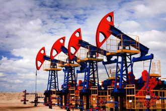 Нефтяные вышки / iStockphoto