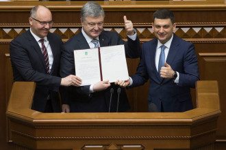 Порошенко подписал изменения в Конституцию о курсе Украины в ЕС и НАТО/ Фейсбук П.Порошенко