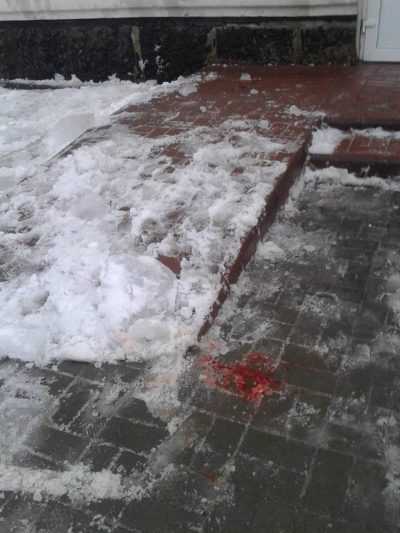 "Проломленный череп и лужа крови": в Конотопе на супругов с крыши дома рухнула ледяная глыба