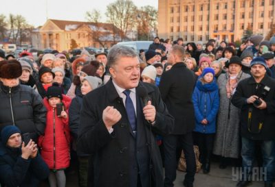 Президент Петр Порошенко общается с жителями Козельца / УНИАН