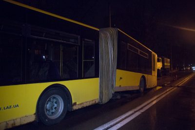 "Днище прошлось по асфальту": В Киеве на ходу развалился автобус - опубликованы фото, видео