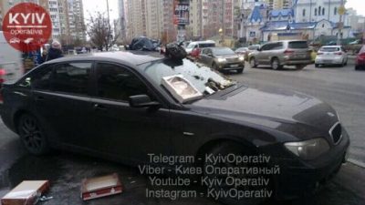 "Припарковался как дерьмо": в Киеве злые пешеходы проучили известного шоумена