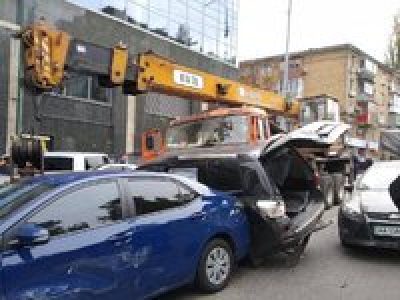 Патрульная оказалась зажата между автомобилями / Фото: пресс-служба полиции Патрульная оказалась зажата между автомобилями / Фото: пресс-служба полиции
