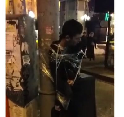 В центре Киеве парня привязали к столбу и обвинили в наркоторговле